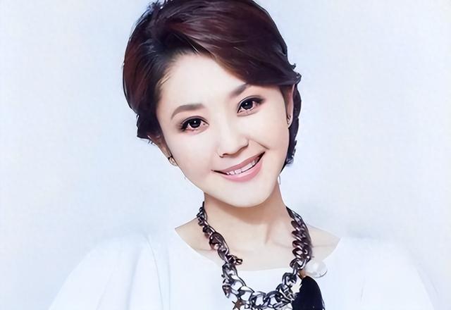 51岁主持人方琼：嫁给电视台领导，21岁儿子不仅长得像她还是学霸