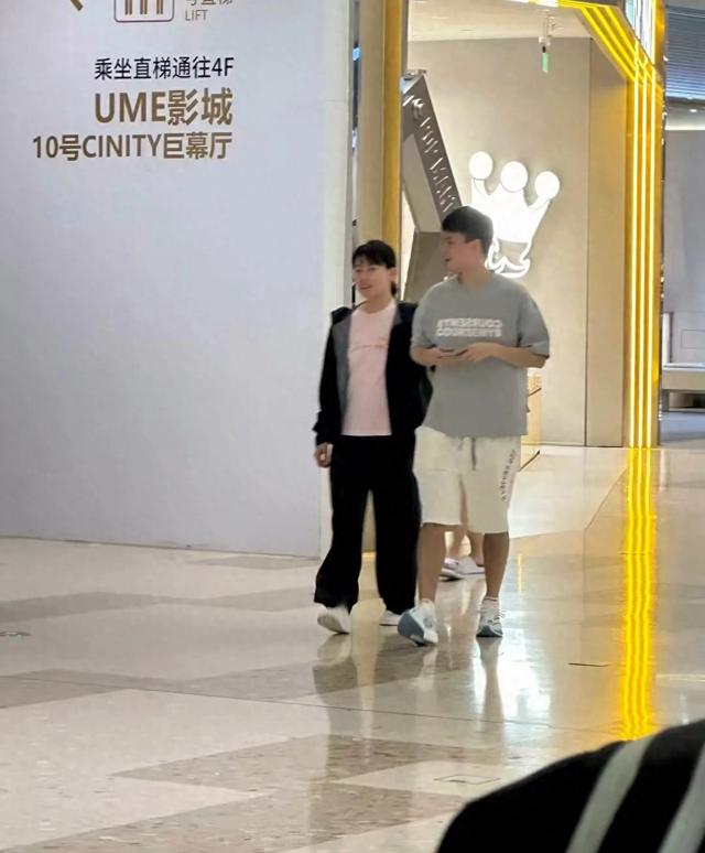 冠军回国啦，同同也是立刻和周启豪逛街秀起来恩爱了