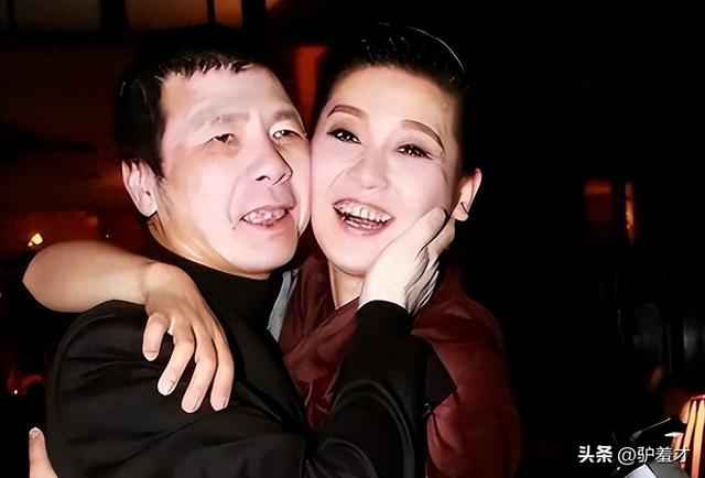 徐帆回应离婚5个月	，冯小刚近况曝光，他的“小心思	”再藏不住了