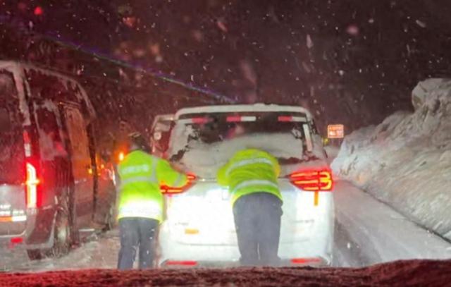 喀纳斯景区公路因暴雪拥堵，交警深夜冒雪推车，当地：疏通完毕，交通管制未解除，游客暂不能进入