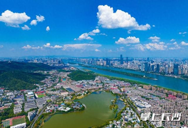 朵朵白云映星城｜组图