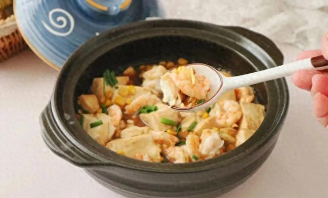 这3种食材一锅焖，天冷就适合吃这道菜，鲜嫩入味；全家都爱吃