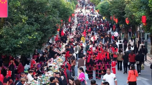 绿春长街古宴：千年哈尼风情破圈，铸就民族团结与文旅发展盛宴