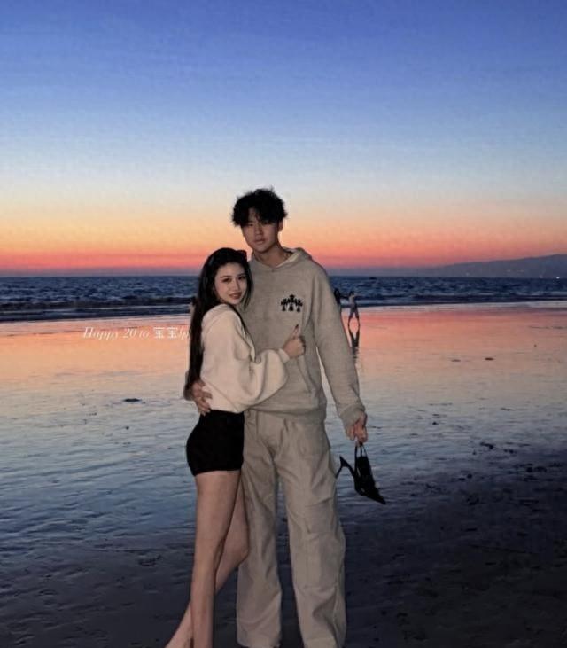 汪峰女儿小苹果晒与男友亲密合照，肤白貌美大长腿，像极了生母