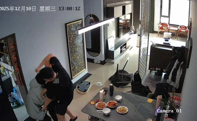 河北一女子产子55天后被丈夫家暴，监控拍下拖拽拳打持菜刀，警方行政立案后妇联介入	，受害女子提出离婚诉求