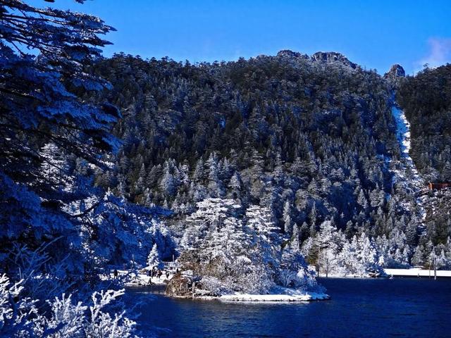 大凉山冬韵：冰雪、暖泉与阳光交织