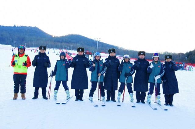 冰天雪地的长白山“警”色
