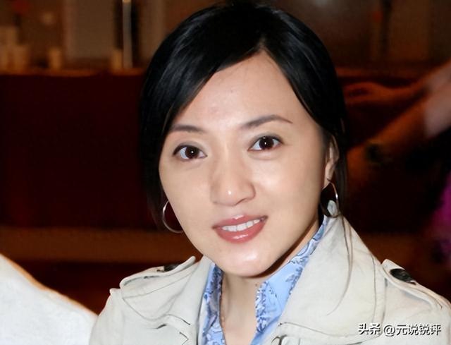 她是冯巩御用老婆，连登5年春晚后精神失常，现在51岁咋样了？
