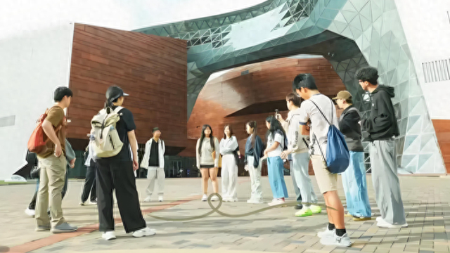 “城市探索家”集结！中外学生闯关7条路线，在行走中读懂多元上海｜新民侨梁