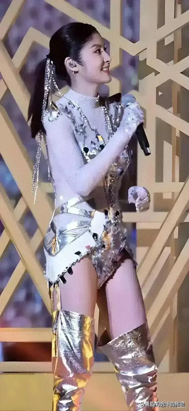 陈慧琳演唱会穿三角裤衩	，五十多了合适吗？人老心不老 不愧是女神