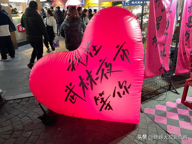 号称“杭州吃货集中地”的夜市，其独特三亮点，令人松弛感拉满！