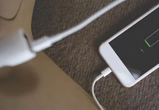 充电时，先插手机还是充电器？方法错误手机坏得快