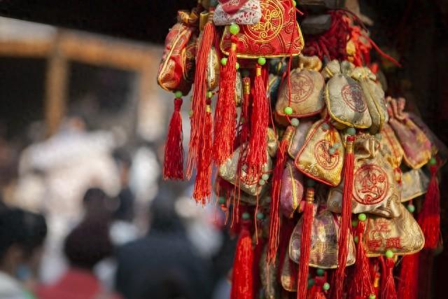关于春节的来历传说故事（中国人春节的起源到底是什么）