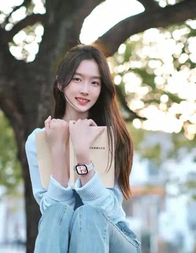 四川大学校花廖雨苇好美，五官精致，倾国倾城，美得让人移不开眼