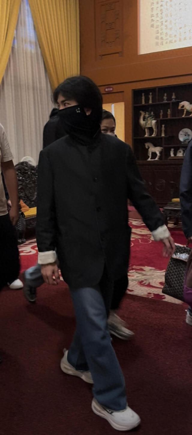 萧敬腾现身华清宫看《长恨歌》，此前还去了兵马俑，网友：难怪西安这几天下雨