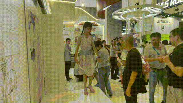 WRC现场｜排队体验人挤爆的展台，展出了什么"神仙"装备？