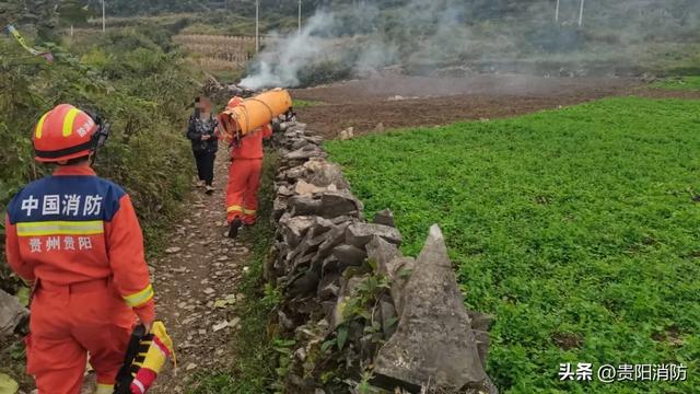 贵阳一中年男子徒步登高拍照时，不慎踩空摔伤被困→