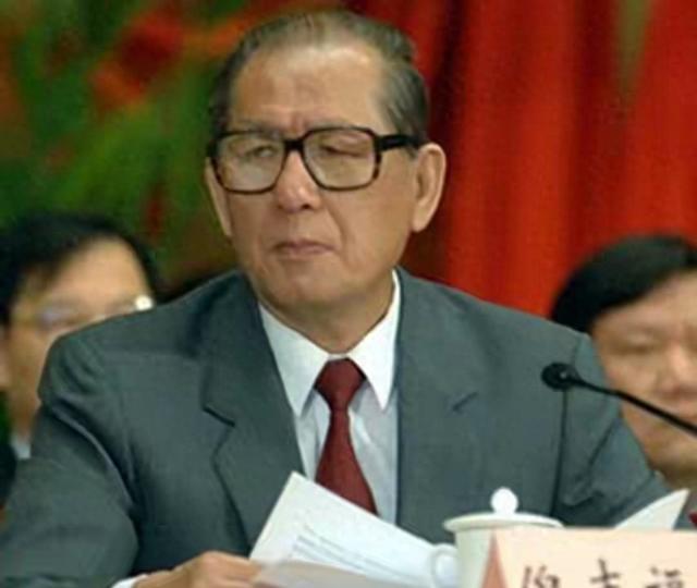 他曾担任3个直辖市市委书记，40岁官至副国级，43岁粉碎重大阴谋