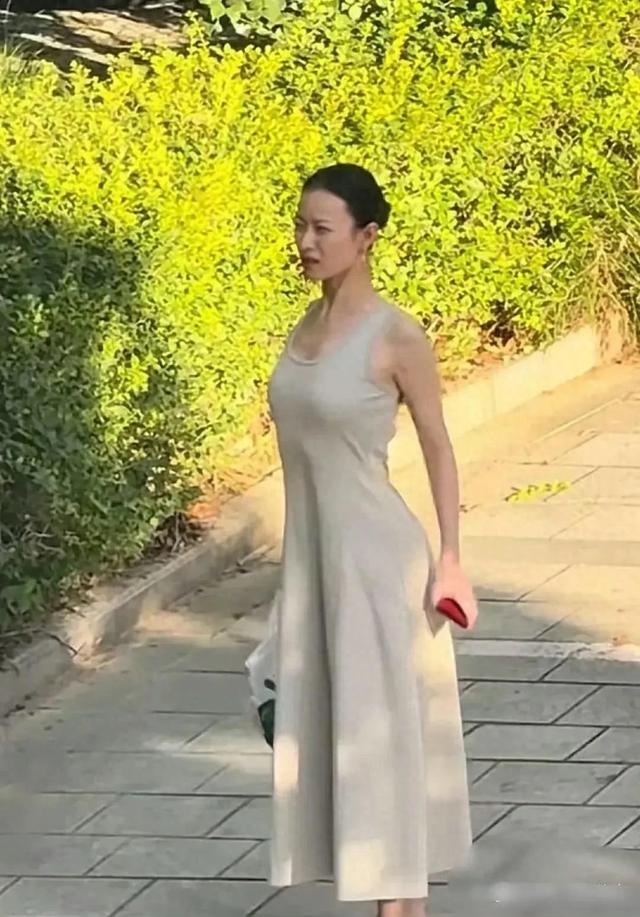 原来倪妮现实中长这样，不得不说，不仅长得漂亮，身材比例也很好