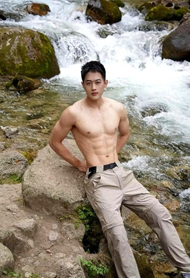 他练的不是肩背，而是让人安心的力量感。