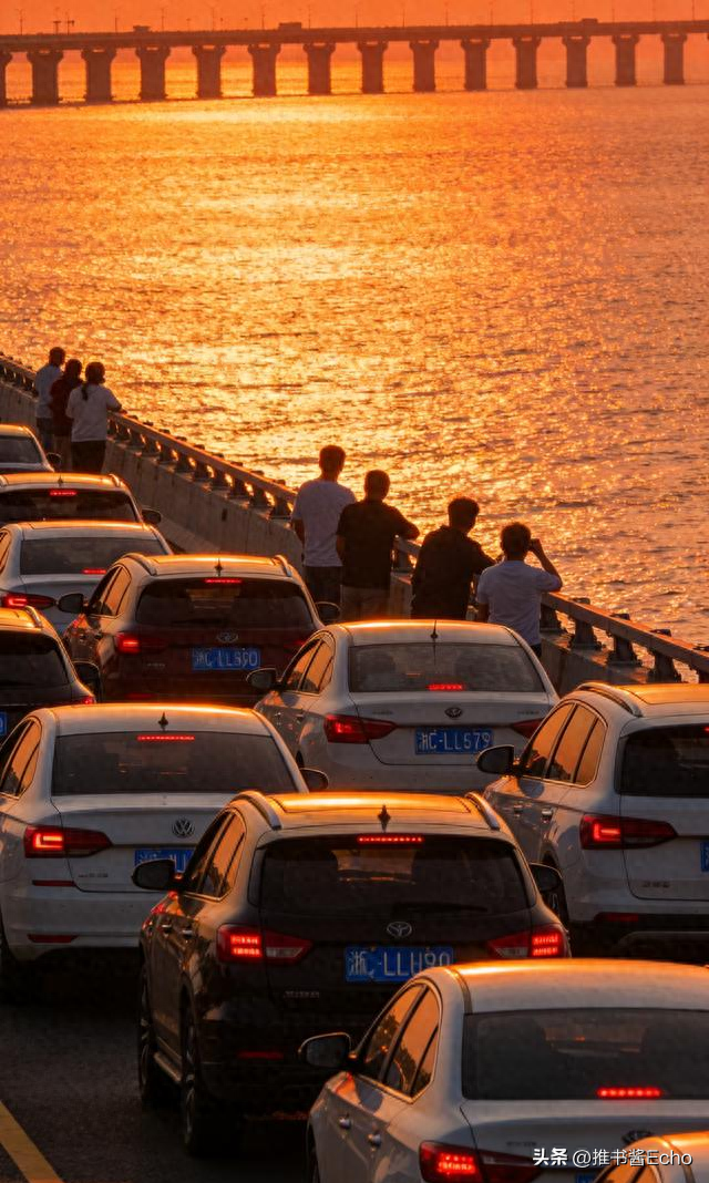 江浙大军挤爆霞浦大桥：我在堵车的桥上，看到了最治愈的落日