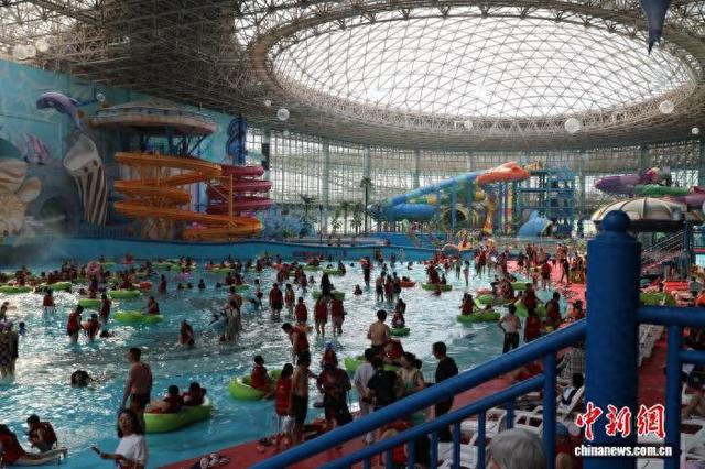 戈壁滩“戏水经济”添趣假日旅途