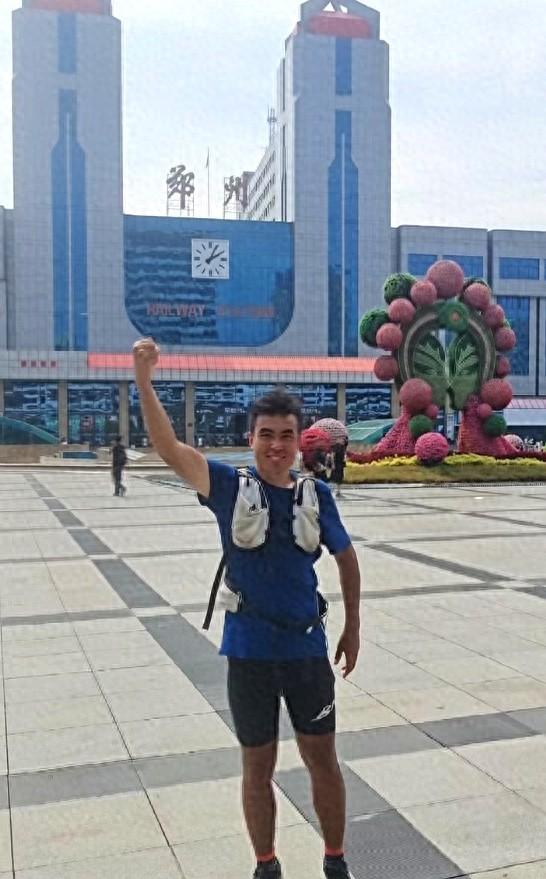 男子用34天从北京跑步到上海，跑烂了5双鞋，瘦了10斤