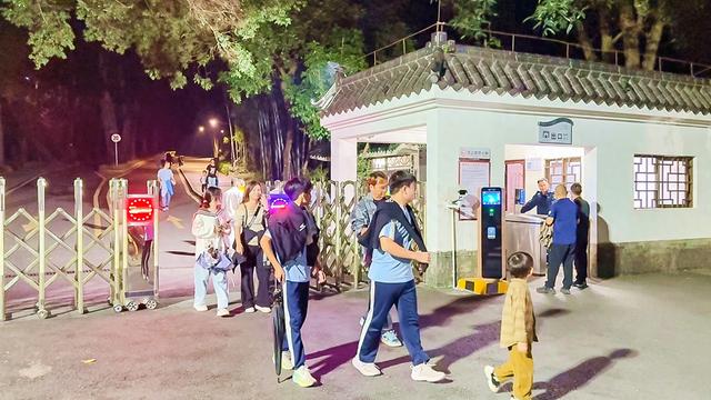 秋夜登高罗浮山，游客暖心迎重阳