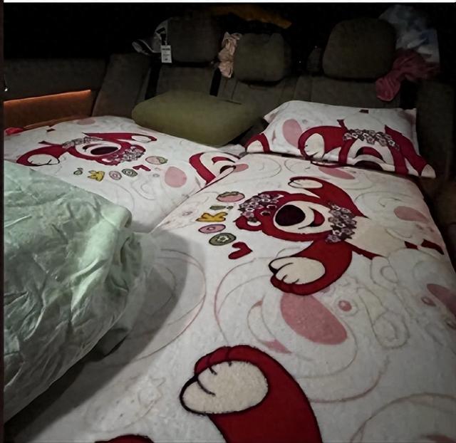 年轻人抛弃五星酒店，电车床车成爆款，这些隐忧不可忽视