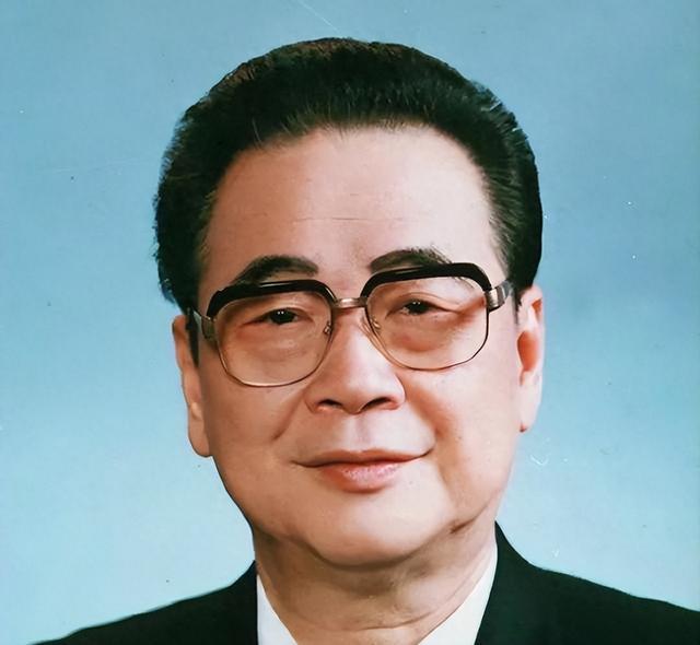 原国务院总理李鹏曾坦言：外界传我是周总理养子的说法，并不确切