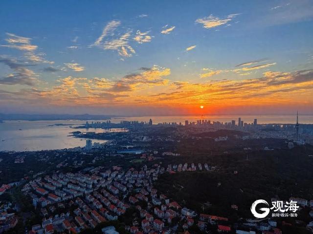 今天，在青岛369米的高空，拍下绝美一幕！