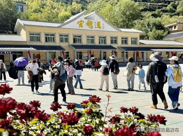 国庆假期第二天，官鹅沟迎来旅游高峰