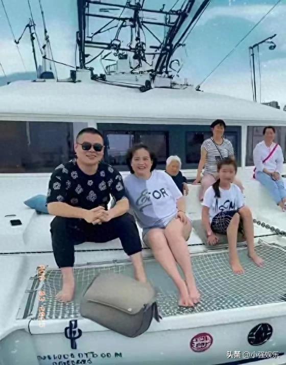 岳云鹏全家度假照曝光！日子越过越滋润，画面太温馨