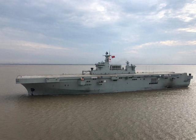 不学美国造小航母？076携独门武器亮相，两栖作战这样改变战局！