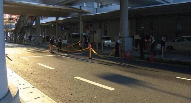 一名20多岁中国男子在日本关西机场航站楼坠亡，目击者：听到三声巨响；警方：其与母亲等人以游客身份访日