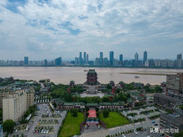 滕王阁：一座楼，一篇序，藏尽千年江南风华，背诵全文还能免票！