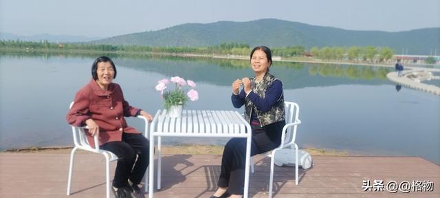 《带80岁老妈出游，她笑的那一刻，我才懂：孝顺从来不是钱的事》