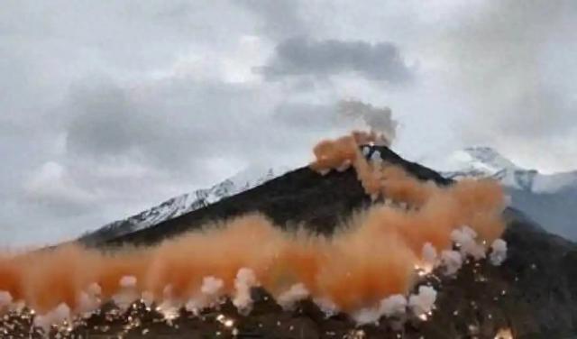 雪山“升龙”烟花后,全网吵翻天,当地人在默默捡垃圾!