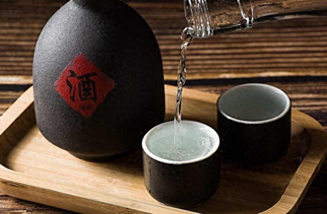 白酒依旧稳坐消费C位？白酒的核心底气，刻在中国人的酒桌民俗里