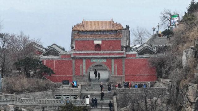 下雪了！泰山今冬初雪如约而至，岱顶开启冰雪盛景