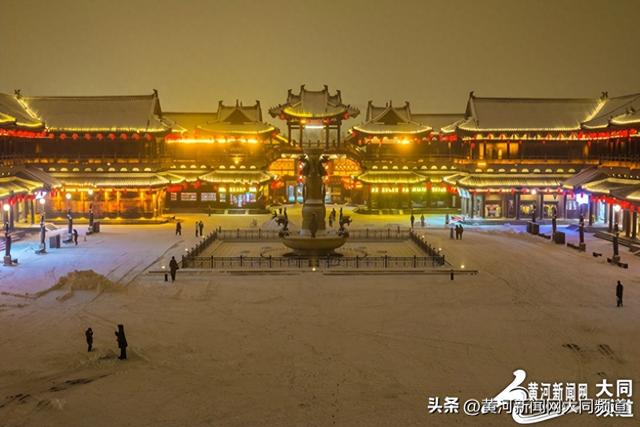 雪染华严广场 冬夜古地现“银装禅境”