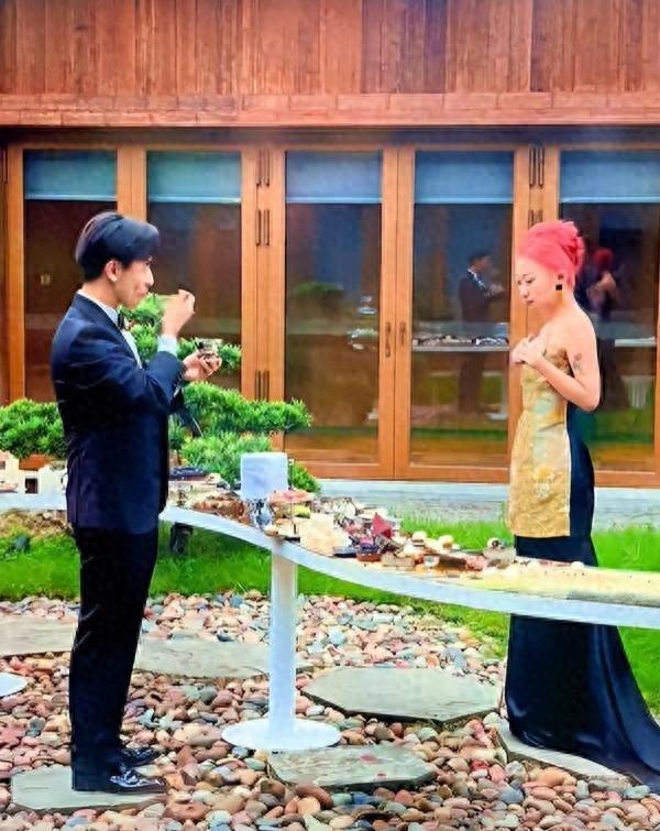 牛鬼蛇神现原形！刘欢女儿大婚不到24小时，恶心的一幕出现了