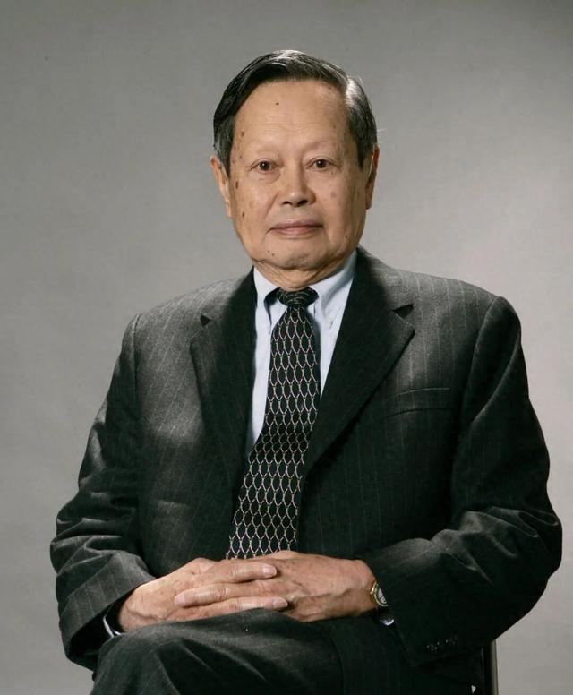 清华大学：杨振宁先生的一生，是探索未知的不朽传奇	，是心怀家国的永恒回响