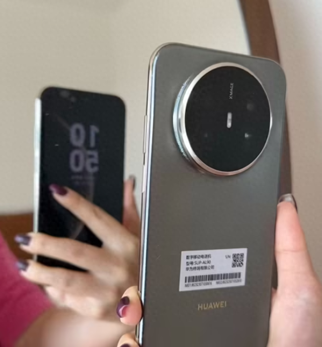 华为 Mate 70 Air 真机曝光，6.9 英寸超大屏设计，或为塑料材质中框