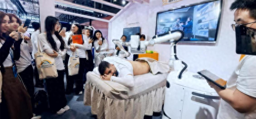 倍益康三款理疗机器人亮相2025世界机器人大会