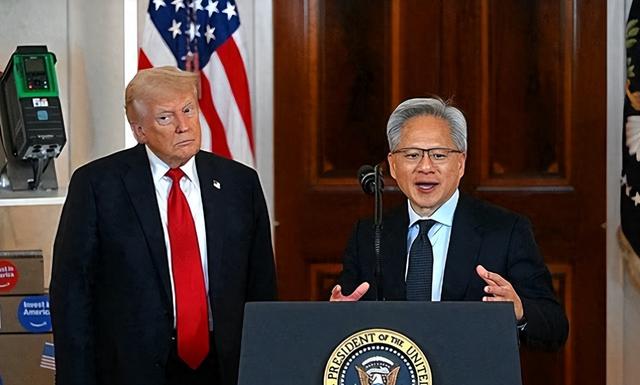 美国芯片制造从37%跌到12%，特朗普密谈英特尔，政府直接入股救市