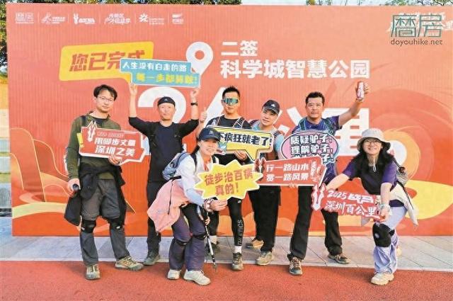 深圳百公里徒步赛在光明开跑 新湖设立摊位展示街道魅力