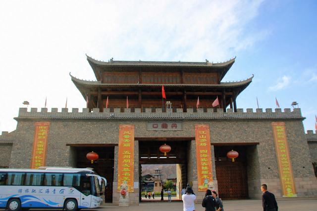 张掖丹霞口文旅小镇，古城建筑与民俗文化相融合，充满了江南风韵