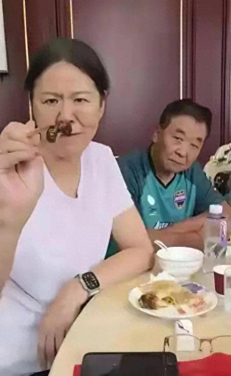 天哪！63岁郎平怎么变成这样了，是不是医美过度了 还不如自然老去