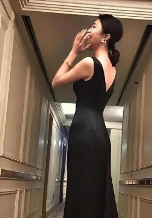 孙红雷小娇妻真是“大号水蜜桃”，丰满还穿紧身连衣裙翘臀好迷人